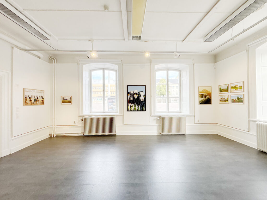Gustav Grälls utställning Sverige på Härnösands Konsthall med färgfotografier i olika format