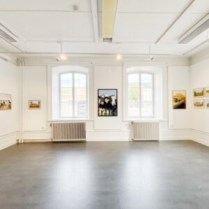 Gustav Grälls utställning Sverige på Härnösands Konsthall med färgfotografier i olika format