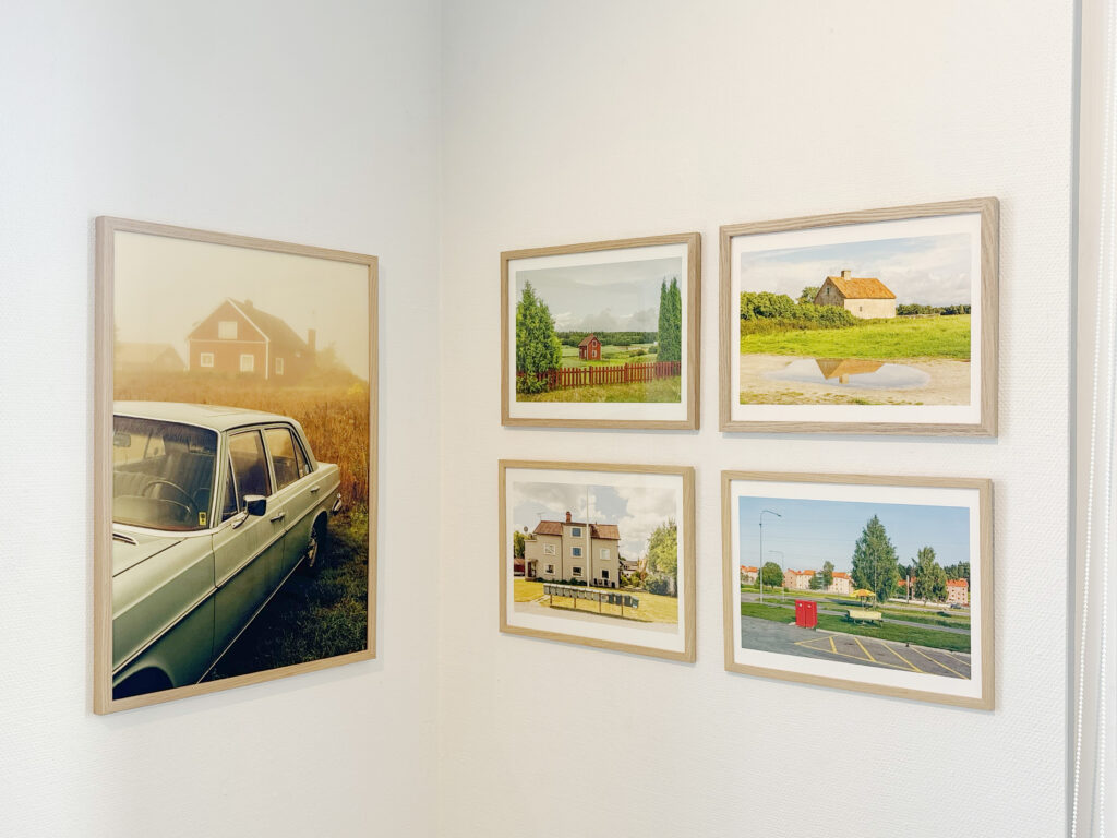 Färgprintar i olika format i Gustav Grälls utställning Sverige på Härnösands Konsthall
