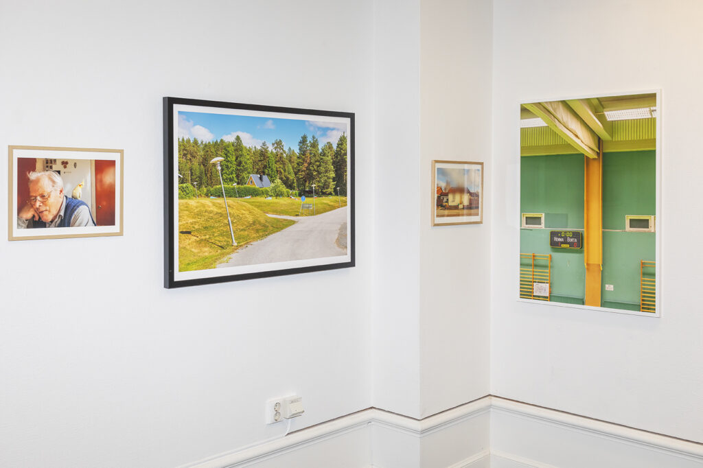 Installationsvy från Gustav Grälls Sverige på Härnösands Konsthall med färgprintar på vita väggar