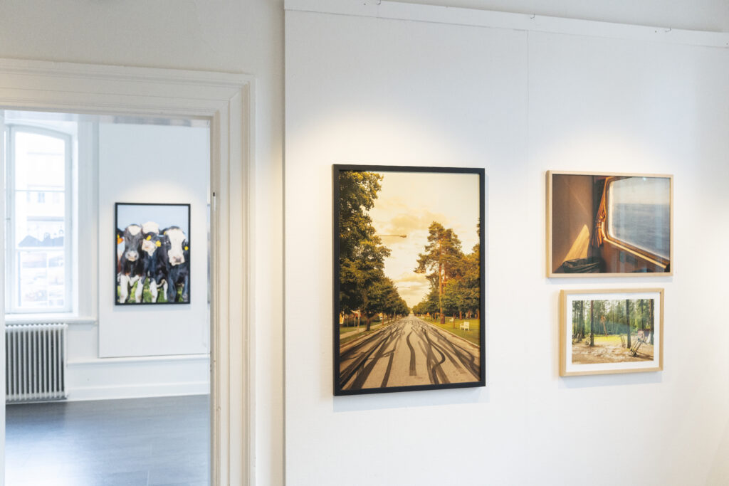 Vy genom utställningsrummen med Gustav Grälls fotografier på Härnösands Konsthall