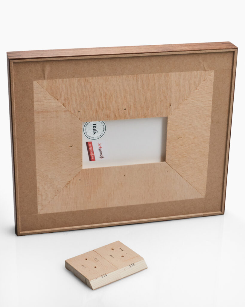 Detalj av konstruktionen i en Floater Showcase Frame från Artproof